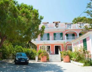 a car parked in front of a large house at Chryssa Studios in Argasi