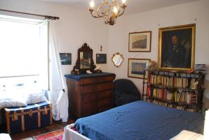 1 dormitorio con 1 cama, vestidor y estante para libros en Bed & Breakfast Cascina Cin Cin, en Novi Ligure