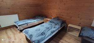 Postel nebo postele na pokoji v ubytování K85 Komańcza Baza Noclegowa Wypadowa Bieszczady Beskid Niski