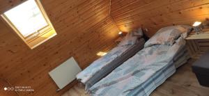 Postel nebo postele na pokoji v ubytování K85 Komańcza Baza Noclegowa Wypadowa Bieszczady Beskid Niski