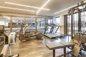 een fitnessruimte met loopbanden en crosstrainers in een gebouw bij Van der Valk Hotel Breda in Breda