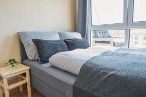 Postel nebo postele na pokoji v ubytování FULL HOUSE Studios - KornhausSupreme Apartment - Balkon, WiFi