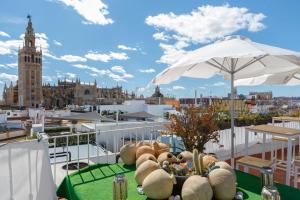 uitzicht op de stad vanaf het dak van een gebouw bij Hotel Convento La Gloria in Sevilla