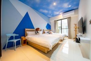 a bedroom with a bed with a blue and white wall at 咫尺民宿 in Wujie