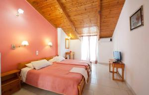 Uma cama ou camas num quarto em Chryssa Studios