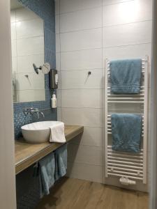 La salle de bains est pourvue d'un lavabo et d'un miroir. dans l'établissement AKZENT Hotel Restaurant Roter Ochse Rhens bei Koblenz, à Rhens