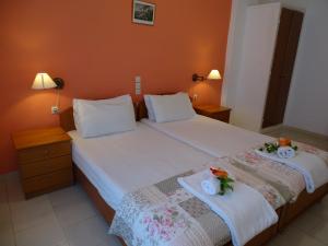 Uma cama ou camas num quarto em Chryssa Studios