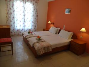 Uma cama ou camas num quarto em Chryssa Studios