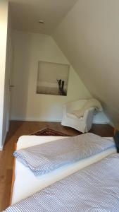 ヘルボルンにあるSchlossblick Herbornの屋根裏部屋のベッド2台
