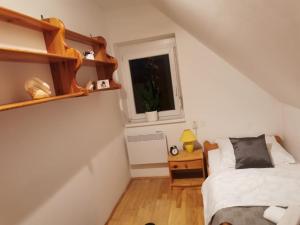 Postel nebo postele na pokoji v ubytování Farkas Apartman Rezi