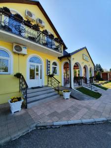 Casa amarilla con escaleras y balcón en Guest House Mines, en Vrdnik
