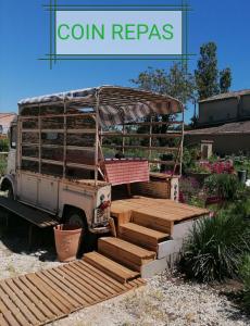 een oud busje met een veranda aan de achterkant bij la fée viviane et michel l'enchanteur in Robion en Luberon