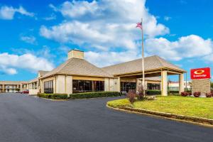 ノーフォークにあるEcono Lodge Naval Station Norfolkの旗が掲げられた建物
