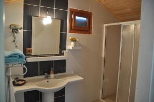 A bathroom at Bellerofon Beach Otel