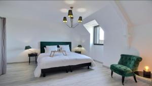 Tempat tidur dalam kamar di Domaine de Kerantroad