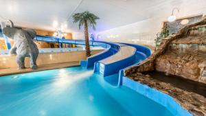 Bazén v ubytovaní Hotel Gołębiewski Białystok alebo v jeho blízkosti
