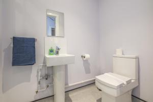 A bathroom at No 10 Ocean Cabins - Saundersfoot Harbour - Saundersfoot