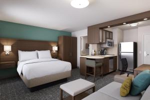 een hotelkamer met een bed en een keuken bij Staybridge Suites - Southgate - Detroit Area, an IHG Hotel in Southgate