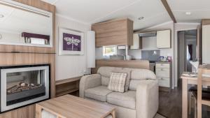 - un salon avec une chaise et une cheminée dans une caravane dans l'établissement Hotel du Van, à Poole