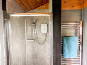 a shower in a bathroom with a blue towel at Avallon Lodges in Launceston +75 photos