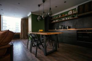 uma cozinha com mesa e cadeiras num quarto em Andano.Loft em Brocēni