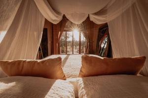 um quarto com 2 camas e uma janela em The Lemon Lodge em Aljezur
