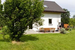 Vonkajšia záhrada v ubytovaní Holiday House KURNIK - Garden, Grill & Relax by Noclegi Renters + 13 fotografií