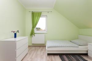 Posteľ alebo postele v izbe v ubytovaní Holiday House KURNIK - Garden, Grill & Relax by Noclegi Renters