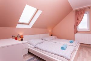 Posteľ alebo postele v izbe v ubytovaní Holiday House KURNIK - Garden, Grill & Relax by Noclegi Renters