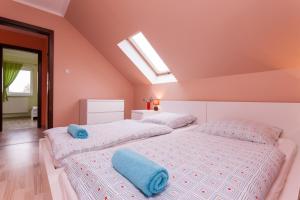 Posteľ alebo postele v izbe v ubytovaní Holiday House KURNIK - Garden, Grill & Relax by Noclegi Renters