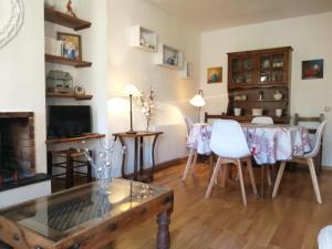 a living room with a table and a dining room at P02 3 dormitorios pla in Pla de l'Ermita