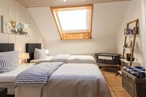 a bedroom with three beds and a window at Sonniges Familien-Nest im Allgäu in Hergatz