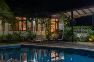 a house with a swimming pool at night at Colina de Montalva Casa Hotel in Tarapoto