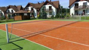 Tenis alebo squash v ubytovaní Marinera alebo jeho okolí