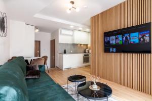 Μια τηλεόραση ή/και κέντρο ψυχαγωγίας στο Happy Day Apartment, By Cohost