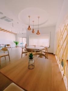a dining room with a table and chairs at Maré Viva Bed & Breakfast in Rego da Leirosa