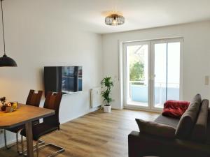 ein Wohnzimmer mit einem Tisch und einem Sofa in der Unterkunft Ferienwohnung Ruske in Friedrichshafen