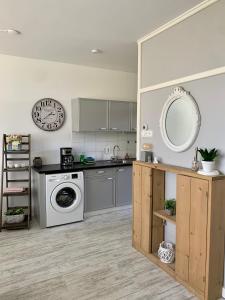 Η κουζίνα ή μικρή κουζίνα στο Amsterdam Beach Apartment 2, Private Garden