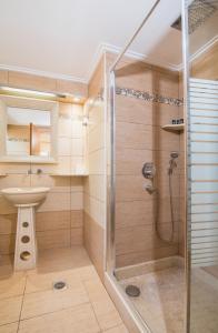 ein Bad mit einer Dusche und einem Waschbecken in der Unterkunft Kadith Studio - Agios Gordios in Agios Gordios