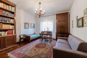sala de estar con sofá y mesa en Villa Sara, en Foligno