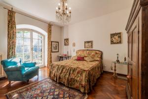 1 dormitorio con 1 cama, 1 silla y 1 ventana en Villa Sara, en Foligno