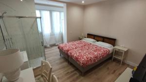 1 dormitorio con 1 cama y ducha acristalada en Guggenheim Bilbao Center, en Bilbao