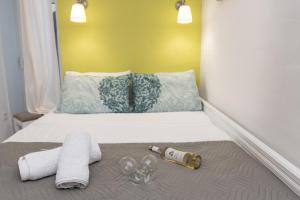Postel nebo postele na pokoji v ubytování Antheon apartments + 27 fotografií