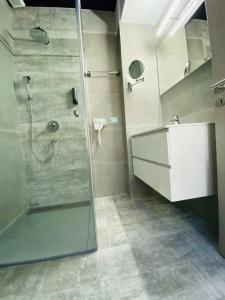 Ванная комната в MAREA NEAGRA Executive Rooms