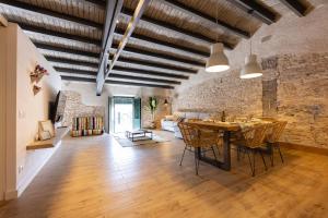 um quarto grande com uma mesa e cadeiras em Bravissimo Plaça del Vi, Design Penthouse em Girona