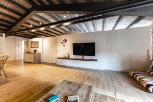 Televízia a/alebo spoločenská miestnosť v ubytovaní Bravissimo Plaça del Vi, Design Penthouse