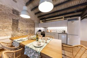 Kuchyňa alebo kuchynka v ubytovaní Bravissimo Plaça del Vi, Design Penthouse