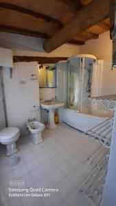 a bathroom with a toilet and a tub and a sink at Villa Lorenzo con wi-fi, aria condizionata, posto auto in Castagneto Carducci +22 photos