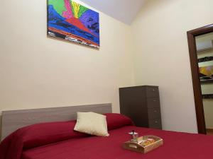 - une chambre avec un lit rouge et un plateau dans l'établissement Home in love: vicoletto dei presepi, à Naples