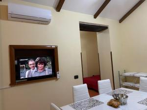 Televízia a/alebo spoločenská miestnosť v ubytovaní Home in love: vicoletto dei presepi